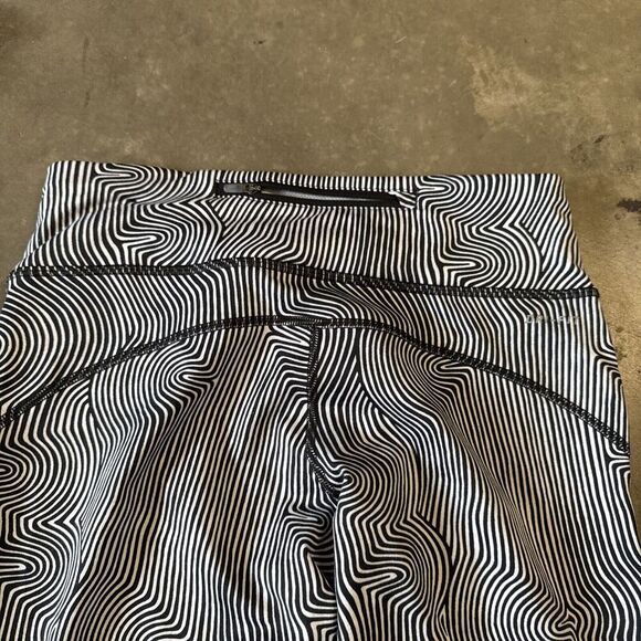 Nike Dri Fit Cropped Legging Striped Geometric S Black White Workout Gym Running - Picture 15 of 15
